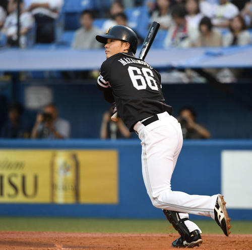 ヤクルト対ソフトバンク　3回表ソフトバンク無死、左二塁打を放つ松本（撮影・鈴木みどり）