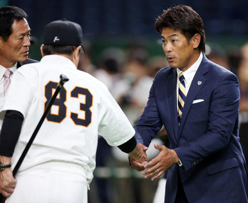 巨人対オリックス　試合前、原監督（左）と握手を交わす稲葉監督（撮影・狩俣裕三）