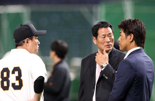 巨人対オリックス　試合前、談笑する、左から原監督、中畑氏、稲葉監督（撮影・狩俣裕三）