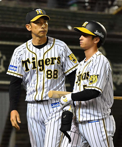 投手交代を告げる矢野監督。右は近本（撮影・上田博志）