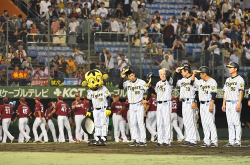 ベンチを出て岡山のファンにあいさつする矢野監督（中央）（撮影・上田博志）