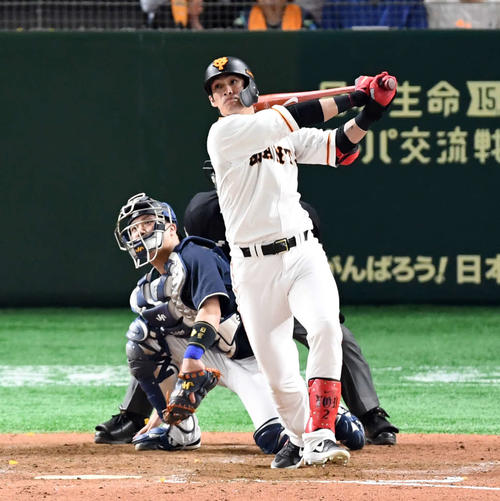 巨人対オリックス　8回裏1死二塁、右前に勝ち越しの適時打を放つ代打陽（撮影・たえ見朱実）