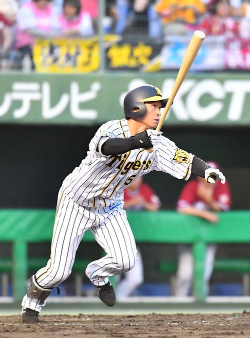 3回裏阪神無死、右越えに勝ち越しソロ本塁打を放つ近本（撮影・上田博志）