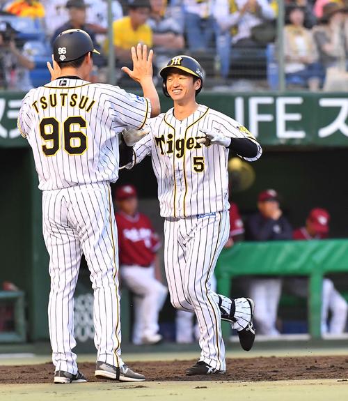3回裏阪神無死、右越えに勝ち越しソロ本塁打を放ち笑顔を見せる近本（撮影・上田博志）