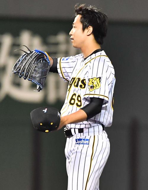 阪神対楽天　8回表楽天2死一塁、山下幸輝に頭部死球を与え帽子を取ってあやまる島本浩也（撮影・上田博志）