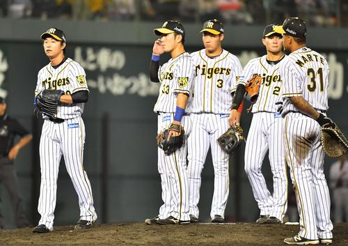 阪神対楽天　8回表楽天2死一塁、山下幸輝に頭部死球を与え退場する島本浩也（左）（撮影・上田博志）