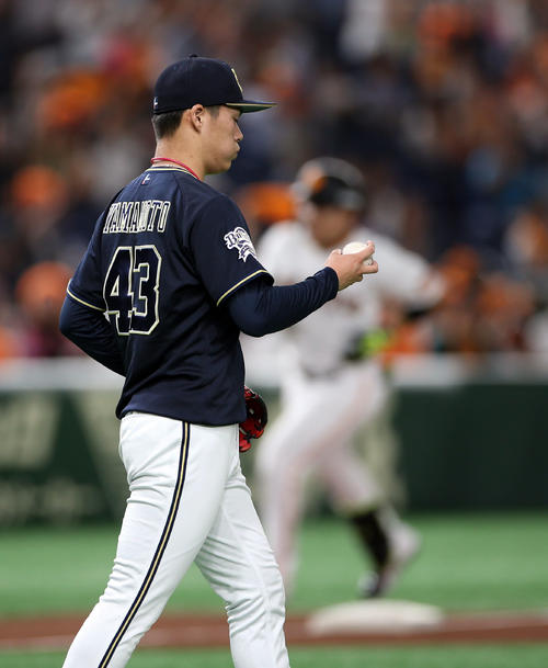 巨人対オリックス　1回裏巨人1死一塁、丸（後方）に2点本塁打を浴びる山本（撮影・狩俣裕三）
