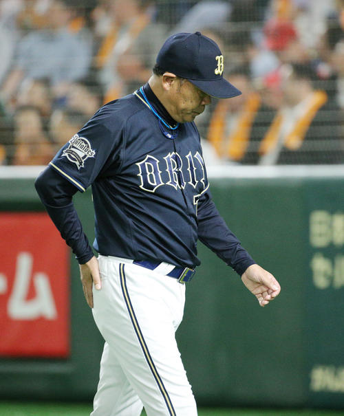 巨人対オリックス　選手交代を告げるオリックス西村監督（撮影・中島郁夫）