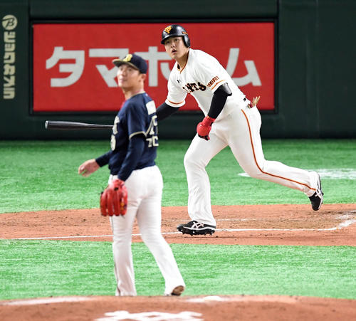 巨人対オリックス　3回裏巨人1死、中越えにソロ本塁打を放った岡本和真。投手山本（撮影・たえ見朱実）