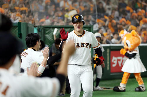巨人対オリックス　3回裏巨人1死、ソロ本塁打を放ち、ベンチで笑顔を見せる岡本（撮影・狩俣裕三）