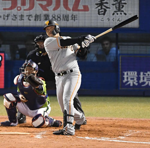 ヤクルト対巨人　8回表巨人1死一塁、代打中島は移籍初安打となる左翼への二塁打を放つ（撮影・山崎安昭）