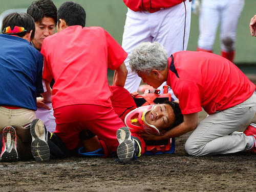 8回表広島2死一、二塁、阪神斎藤友貴哉から頭部に死球を受けた中村奨成は担架で運ばれる（撮影・清水貴仁）