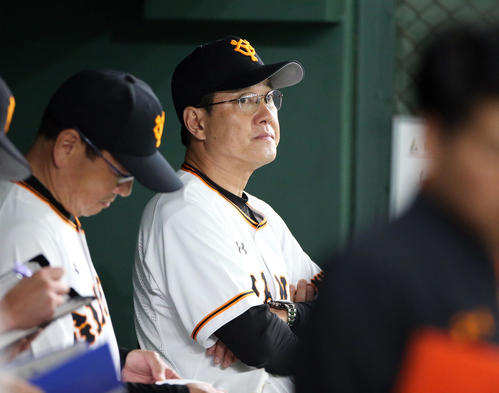 巨人対オリックス　8回表、同点に追いつかれ、渋い表情の原監督（撮影・狩俣裕三）