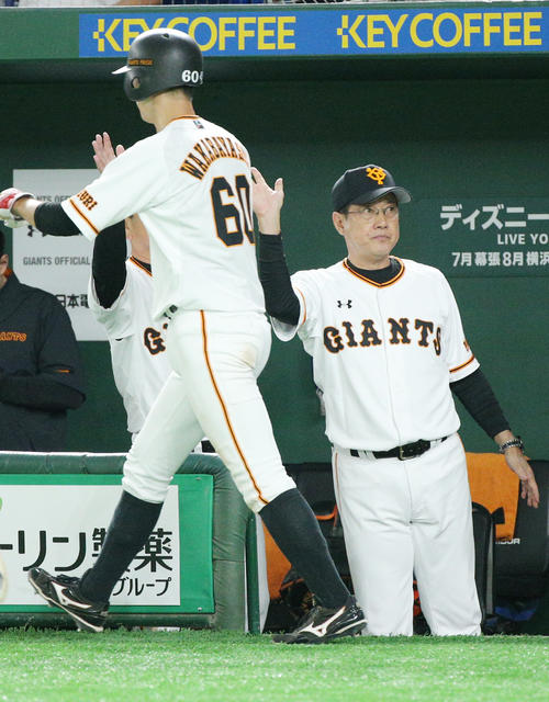 巨人対オリックス　8回裏巨人1死二塁、陽の適時二塁打で生還した若林（左）を出迎える原監督（撮影・中島郁夫）