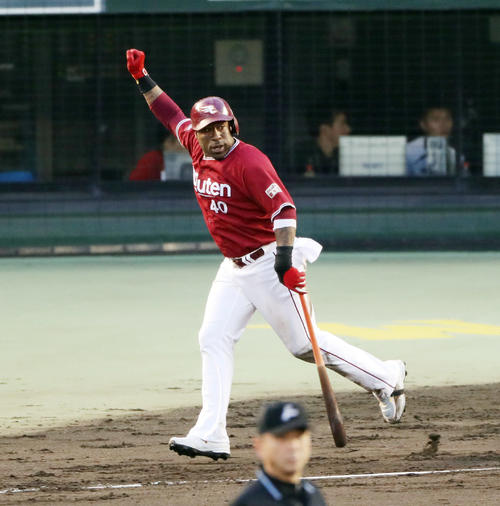 阪神対楽天　4回表楽天1死一塁、通算100号となる左越え2点本塁打を放ち、ガッツポーズするウィーラー（撮影・前田充）