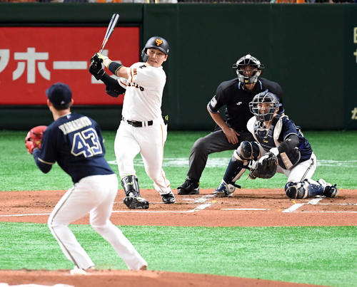巨人対オリックス　1回裏巨人1死一塁、中越えに2点本塁打を放つ丸。投手山本（撮影・たえ見朱実）