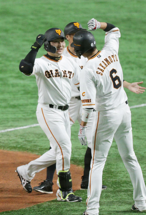 巨人対オリックス　1回裏巨人1死一塁、先制2点本塁打を放ち坂本（右）の出迎えを受ける丸（撮影・中島郁夫）