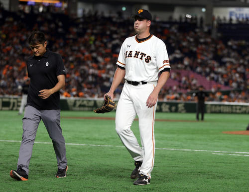 巨人対オリックス　8回表から登板するも、投球後、右足を痛め降板するマシソン（撮影・狩俣裕三）