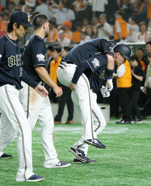 巨人対オリックス　背負われ退場するオリックス伏見（撮影・中島郁夫）