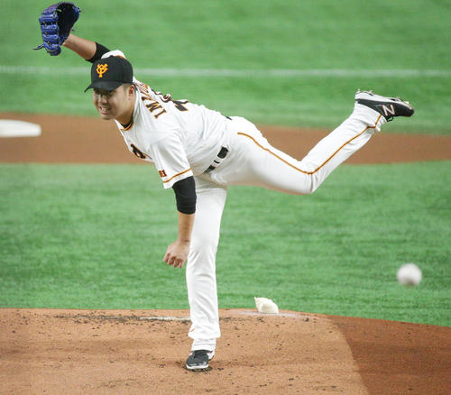 巨人対オリックス　先発で登板し力投する巨人今村（撮影・中島郁夫）