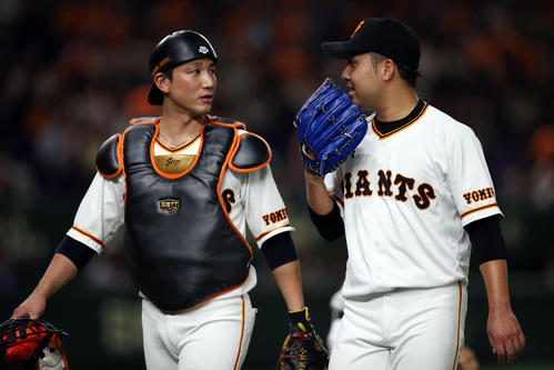 巨人対オリックス　話しながらベンチへ戻る小林（左）と今村（撮影・狩俣裕三）