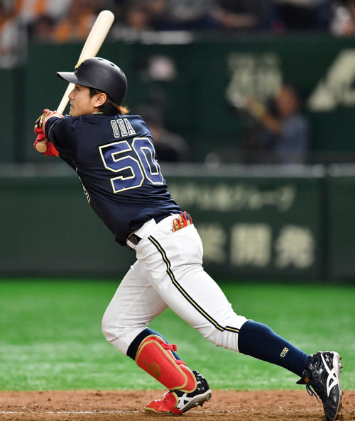 巨人対オリックス　8回表オリックス1死満塁、中犠飛を放つ小田（撮影・横山健太）