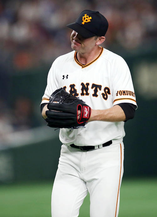 巨人対オリックス　8回表を終え、悔しがるクック（撮影・狩俣裕三）