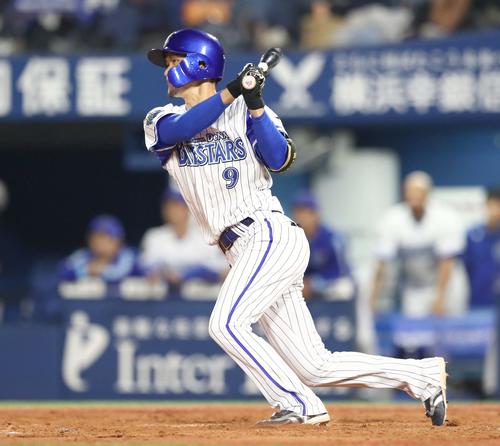 DeNA対日本ハム　9回裏DeNA1死二塁、左中間にサヨナラ打を放つ大和（撮影・黒川智章）