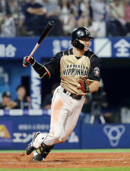 DeNA対日本ハム　8回表日本ハム2死三塁、西川は右前適時打を放つ（撮影・鈴木正人）