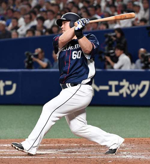 中日対西武　9回表西武1死満塁、中村は中前2点適時打を放つ（撮影・前岡正明）