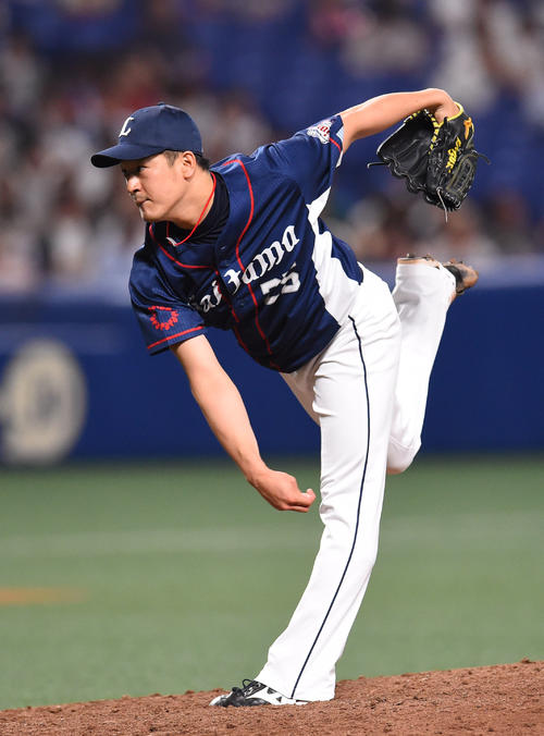 8回裏中日無死、西武2番手で登板する平井（撮影・森本幸一）
