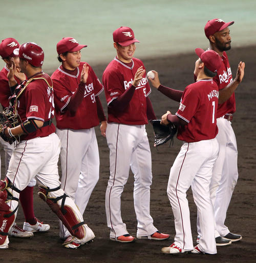 阪神対楽天　試合を締めた松井裕樹（手前）は森原康平にウイニングボールを渡す（撮影・上山淳一）
