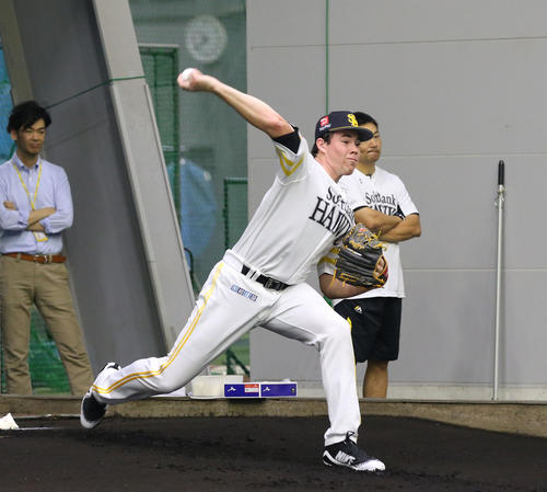 来日後初のブルペン投球を行ったカーター・スチュワート・ジュニア（撮影・梅根麻紀）