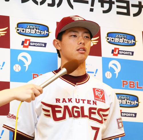 5月度「スカパー！サヨナラ賞」を受賞し喜びを語る楽天辰己（撮影・足立雅史）