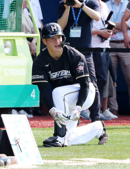 DeNA対日本ハム　打撃練習の準備する日本ハム吉田輝（撮影・鈴木正人）