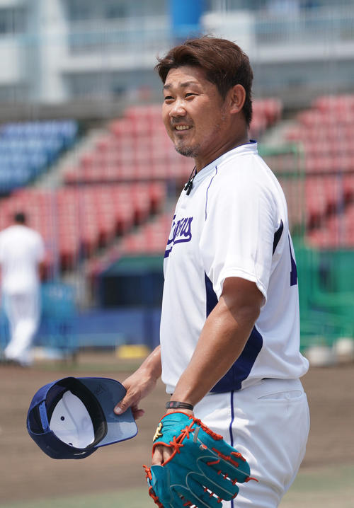 ブルペンでの投球練習を終え、明るい表情を見せる松坂大輔（撮影・森本幸一）