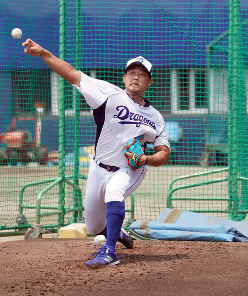 ブルペンで投球練習をする松坂（撮影・森本幸一）