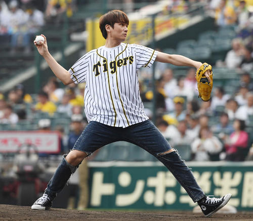 阪神対樂天　台湾デー、ファーストピッチをする宇宙人（撮影・奥田泰也）