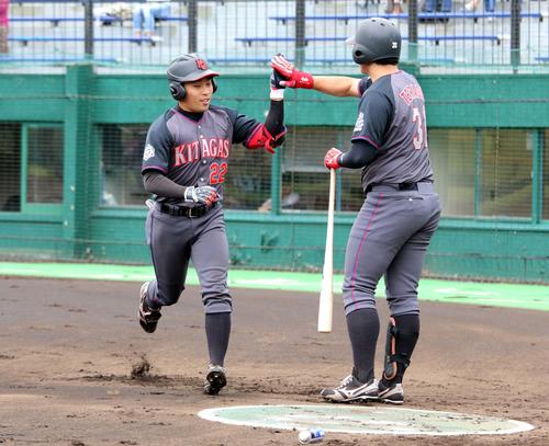 北海道ガス対大阪ガス　1回北海道ガス1死一、三塁、東海林がバックスクリーン直撃の先制3ランを放ち、寺田（右）とハイタッチする（撮影・永野高輔）