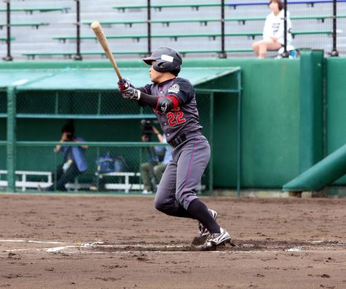 北海道ガス対大阪ガス　1回北海道ガス1死一、三塁、東海林主将がバックスクリーン直撃の先制3ランを放つ（撮影・永野高輔）