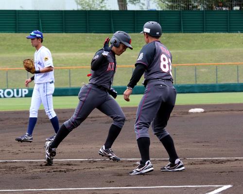 北海道ガス対大阪ガス　1回北海道ガス1死一、三塁、東海林主将がバックスクリーン直撃の先制3ランを放ち、伊藤コーチ（右）とハイタッチする（撮影・永野高輔）