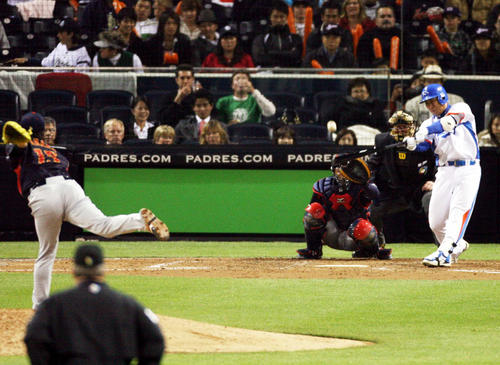 ＷBC第2ラウンドの日本戦で田中将大からソロ本塁打を放つ李机浩（イ・ボムホ）（2009年3月19日撮影）