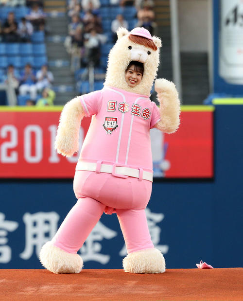 DeNA対日本ハム　始球式をしポーズするモーニング娘。’19の牧野真莉愛（撮影・鈴木正人）