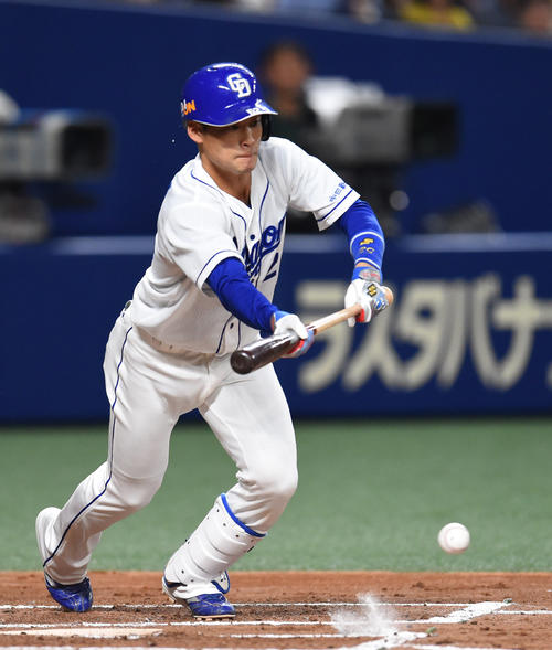 中日対西武　2回裏中日1死一、三塁、投前スクイズを決め、野選で出塁する加藤（撮影・森本幸一）