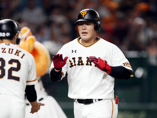 巨人対オリックス　4回裏巨人無死、ソロ本塁打を放つ岡本（撮影・狩俣裕三）