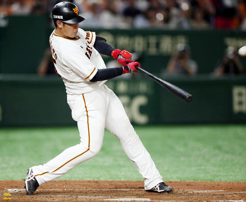 巨人対オリックス　4回裏巨人無死、ソロ本塁打を放つ岡本（撮影・狩俣裕三）
