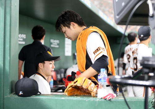 巨人対オリックス　5回表、降板を告げられ、悔しそうな表情で引き揚げる高田（撮影・狩俣裕三）