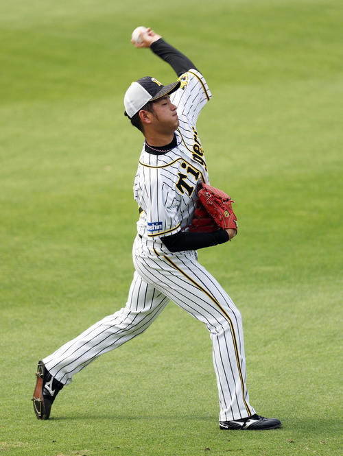 阪神対楽天　試合前練習でキャッチボールする阪神高橋遥（撮影・前田充）