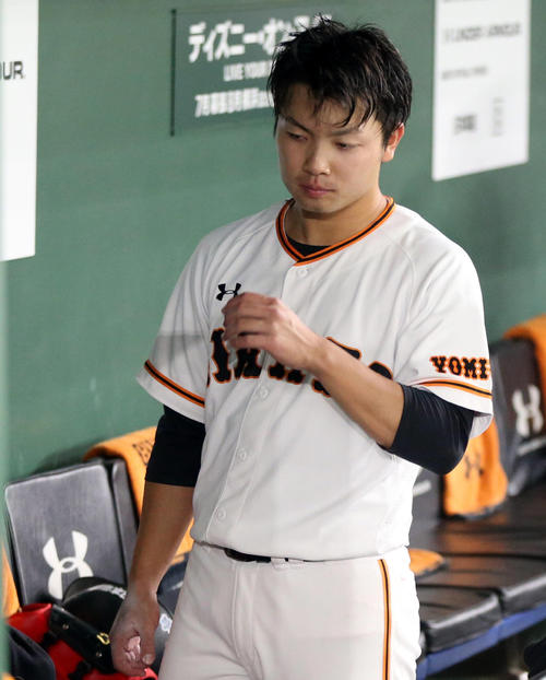 巨人対オリックス　5回表、降板を告げられ、悔しそうな表情を見せる高田（撮影・狩俣裕三）