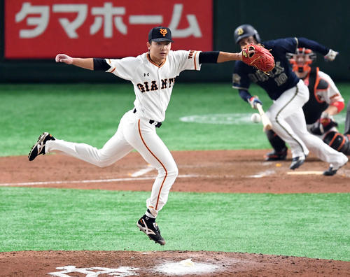 巨人対オリックス　4回表オリックス2死三塁、大城に中前適時打を許す高田（撮影・たえ見朱実）